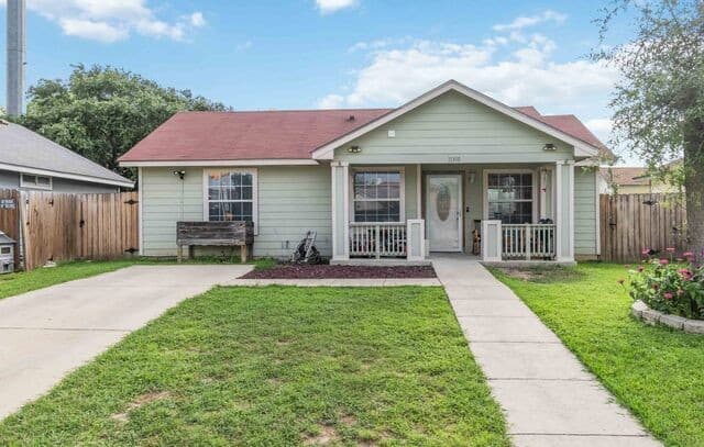 3-bedroom rental at 11310 Highcrest Dr in San Antonio, TX — photo 2