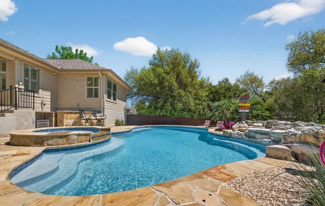 3-bedroom rental at 9514 Potters Pt in Helotes, TX — photo 2
