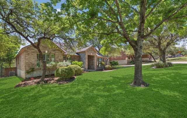 3-bedroom rental at 9514 Potters Pt in Helotes, TX — photo 3