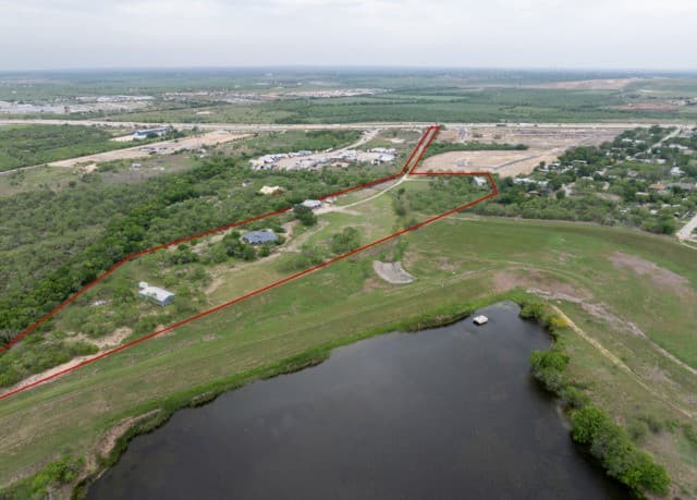 rental at 8059 E Interstate 10 in Converse, TX — photo 2