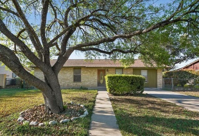 3-bedroom rental at 2203 Colony Dr in Hondo, TX — photo 1