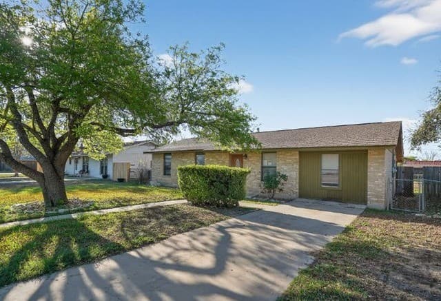 3-bedroom rental at 2203 Colony Dr in Hondo, TX — photo 2