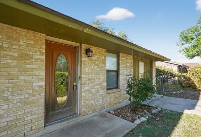 3-bedroom rental at 2203 Colony Dr in Hondo, TX — photo 3