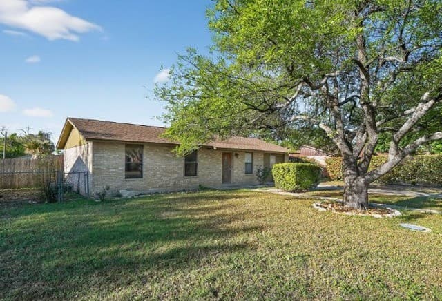 3-bedroom rental at 2203 Colony Dr in Hondo, TX — photo 4
