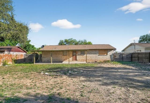 3-bedroom rental at 2203 Colony Dr in Hondo, TX — photo 5