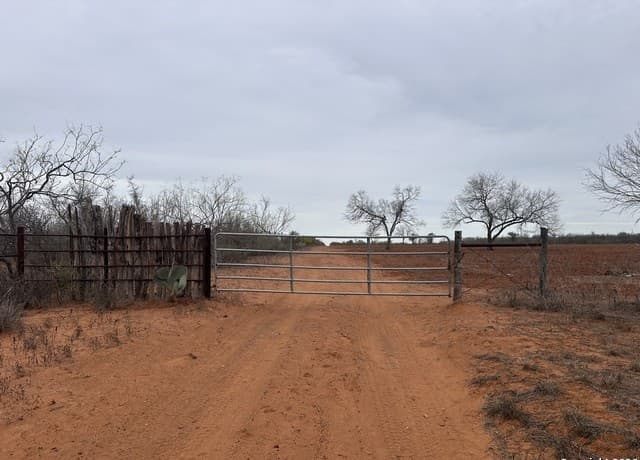 rental at 001 County Road 354 in Charlotte, TX — photo 1
