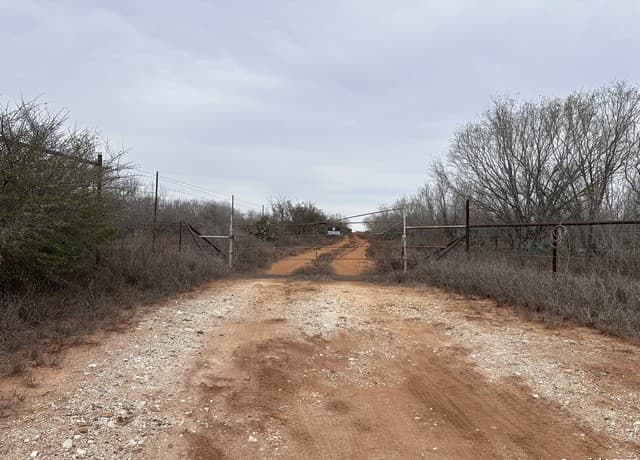 rental at 001 County Road 354 in Charlotte, TX — photo 2