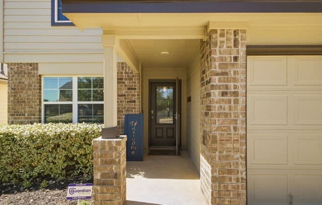 5-bedroom rental at 4834 Forward Swing in San Antonio, TX — photo 3