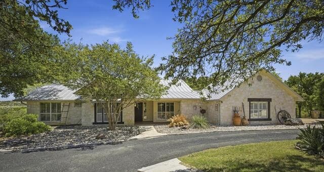 3-bedroom rental at 145 Valley Home in Comfort, TX — photo 2