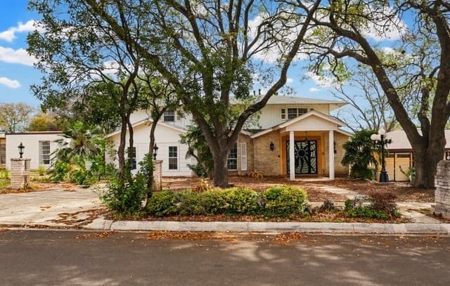 5-bedroom rental at 10804 Lands Run St in San Antonio, TX — photo 1