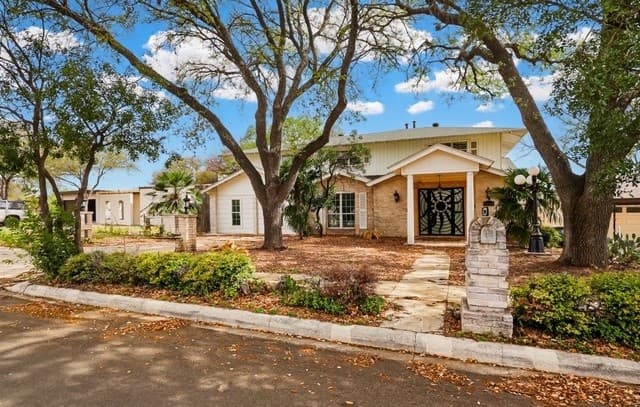 5-bedroom rental at 10804 Lands Run St in San Antonio, TX — photo 2