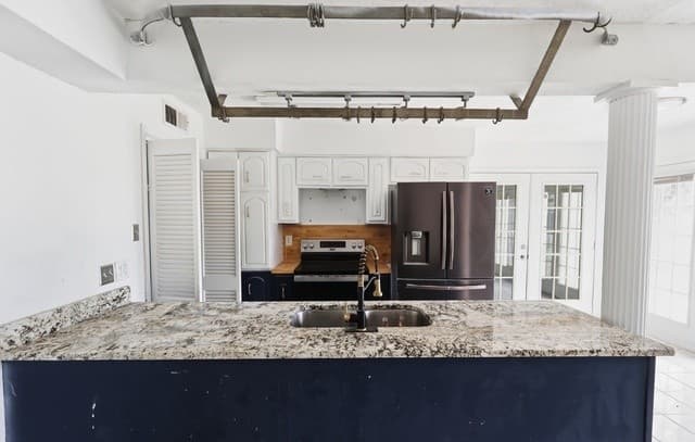5-bedroom rental at 10804 Lands Run St in San Antonio, TX — photo 4