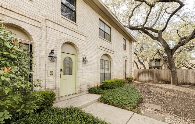 2-bedroom rental at 8415 Fredericksburg Unit 307 in San Antonio, TX — photo 1