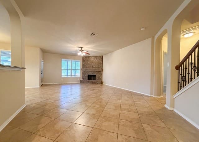 4-bedroom rental at 6941 Laura Hts in Schertz, TX — photo 3