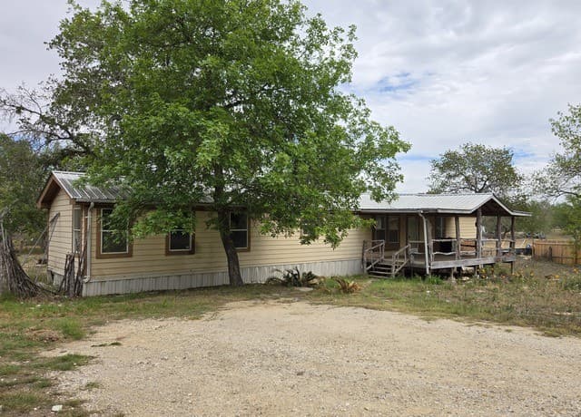 3-bedroom rental at 1819 Medina Circle in San Antonio, TX — photo 2