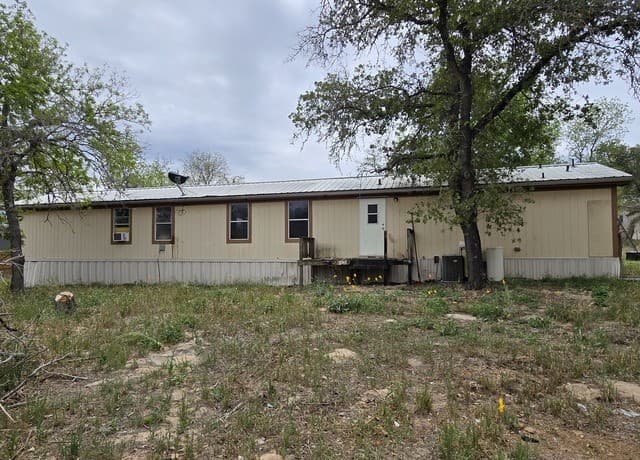 3-bedroom rental at 1819 Medina Circle in San Antonio, TX — photo 3