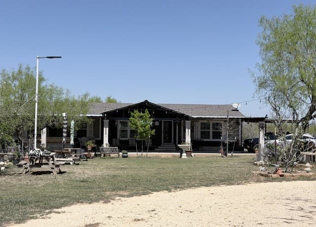4-bedroom rental at 152 County Road 2667 in Devine, TX — photo 1