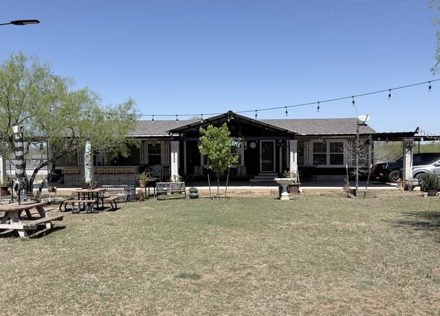4-bedroom rental at 152 County Road 2667 in Devine, TX — photo 2