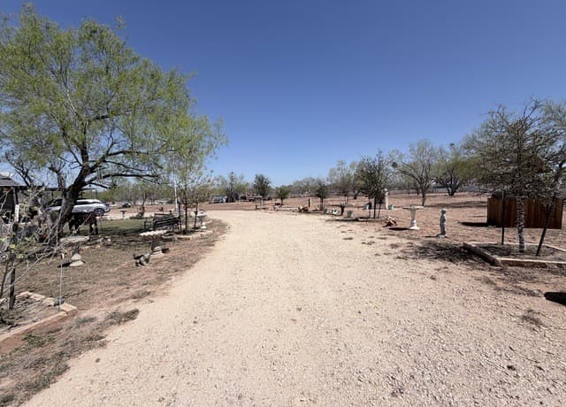 4-bedroom rental at 152 County Road 2667 in Devine, TX — photo 4