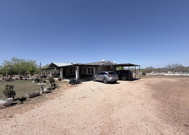 4-bedroom rental at 152 County Road 2667 in Devine, TX — photo 5