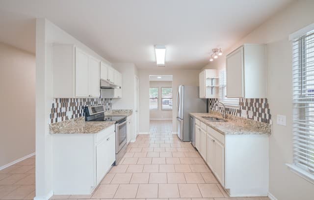 5-bedroom rental at 20310 Blue Trinity in San Antonio, TX — photo 5