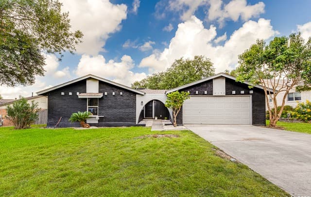 3-bedroom rental at 6135 Royal Pt in San Antonio, TX — photo 1