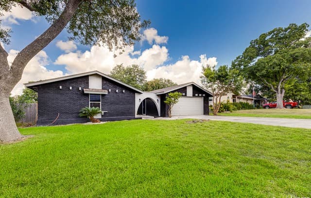 3-bedroom rental at 6135 Royal Pt in San Antonio, TX — photo 2