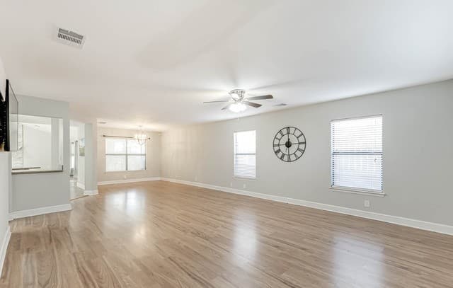 4-bedroom rental at 6322 Regency Mnr in San Antonio, TX — photo 5