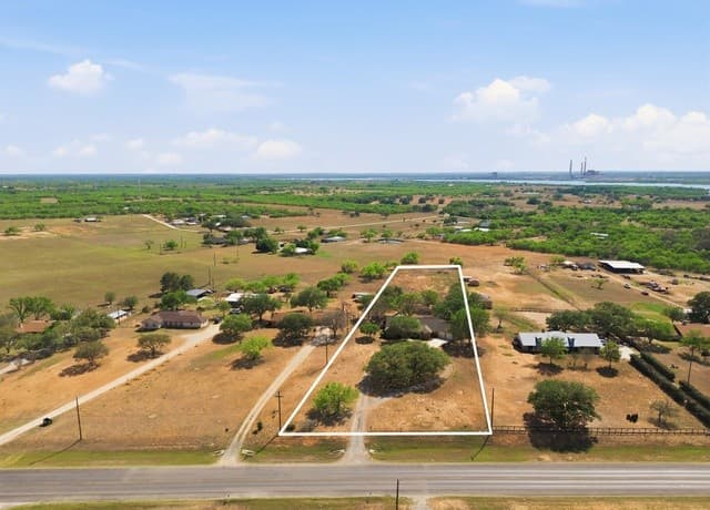 3-bedroom rental at 10742 New Sulphur Springs in San Antonio, TX — photo 2