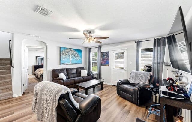 5-bedroom rental at 8919 Taylor Grv in San Antonio, TX — photo 5