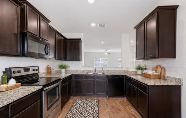 5-bedroom rental at 3139 Rosalind Way in San Antonio, TX — photo 2
