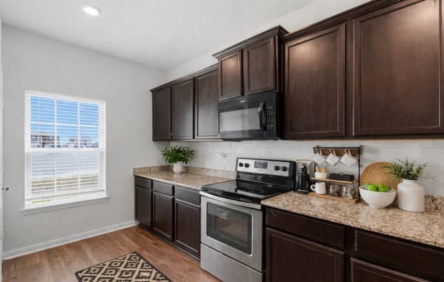 5-bedroom rental at 3139 Rosalind Way in San Antonio, TX — photo 3