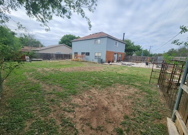 4-bedroom rental at 9802 Trendwood in San Antonio, TX — photo 3