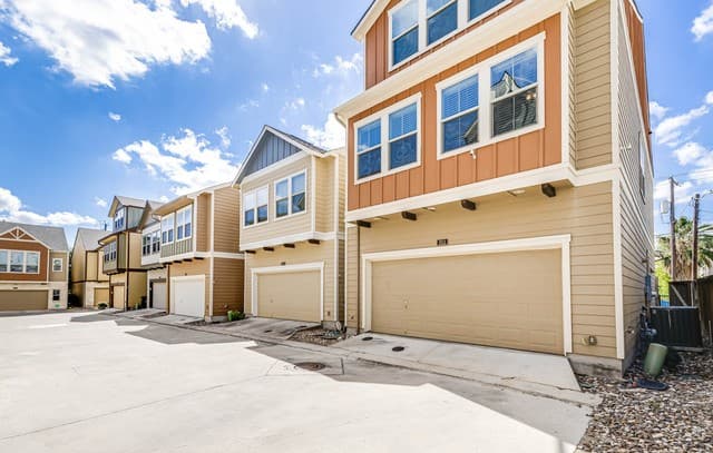 3-bedroom rental at 211 E Courtland in San Antonio, TX — photo 2