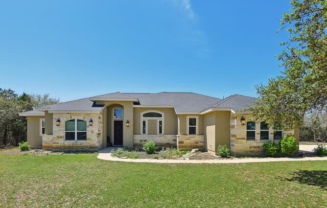 4-bedroom rental at 345 Ridge Point in Spring Branch, TX — photo 2