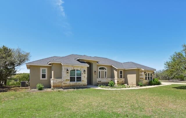 4-bedroom rental at 345 Ridge Point in Spring Branch, TX — photo 3