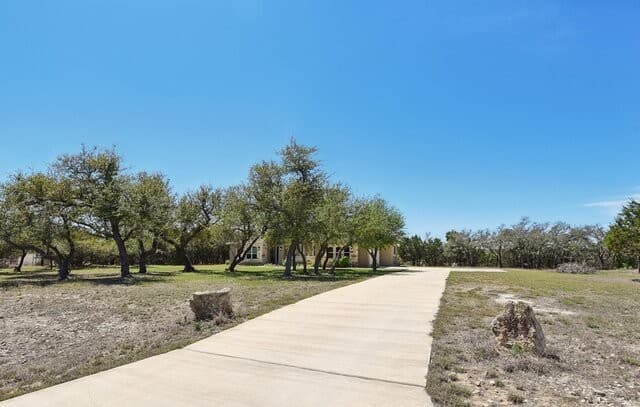 4-bedroom rental at 345 Ridge Point in Spring Branch, TX — photo 4