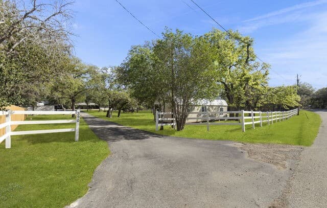 4-bedroom rental at 390 Galveston St in Bandera, TX — photo 2