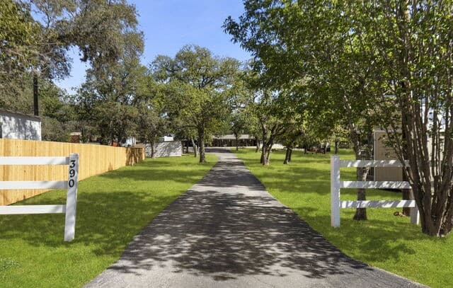 4-bedroom rental at 390 Galveston St in Bandera, TX — photo 3