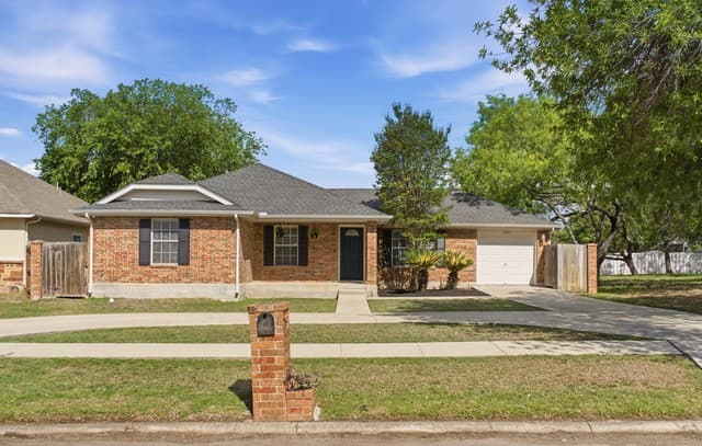 3-bedroom rental at 7511 Linkmeadow in San Antonio, TX — photo 2