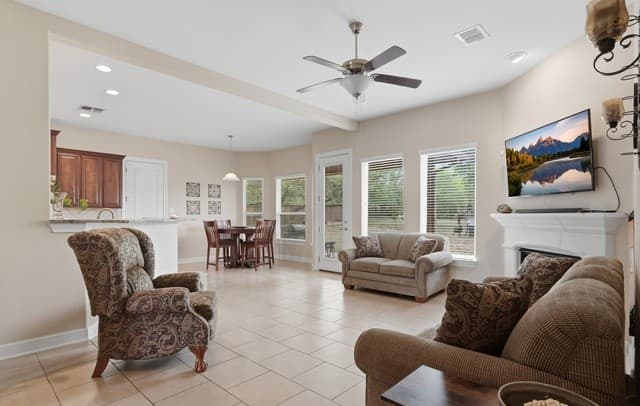 3-bedroom rental at 146 Sunrise Hill in Castroville, TX — photo 5