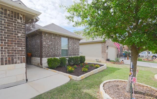 2-bedroom rental at 9334 Sundrop Vly in San Antonio, TX — photo 2