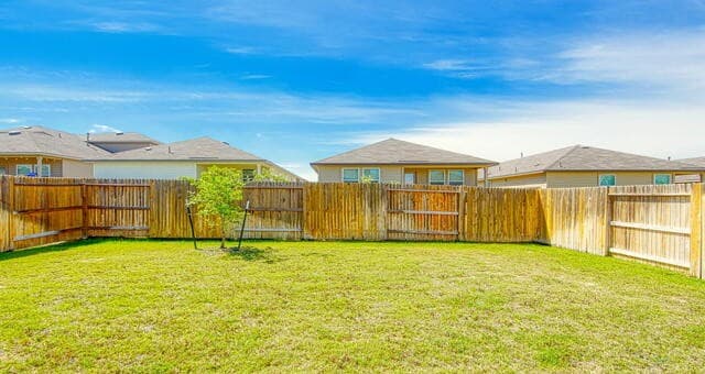 3-bedroom rental at 141 Bunkers Hill Rd in Floresville, TX — photo 4