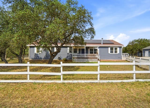 4-bedroom rental at 6267 County Road 251 in Hondo, TX — photo 2
