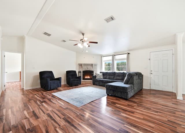 4-bedroom rental at 6267 County Road 251 in Hondo, TX — photo 5