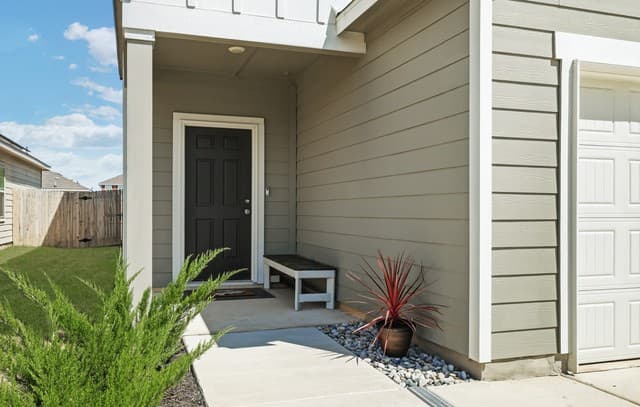 4-bedroom rental at 7726 Fern Holw in San Antonio, TX — photo 3