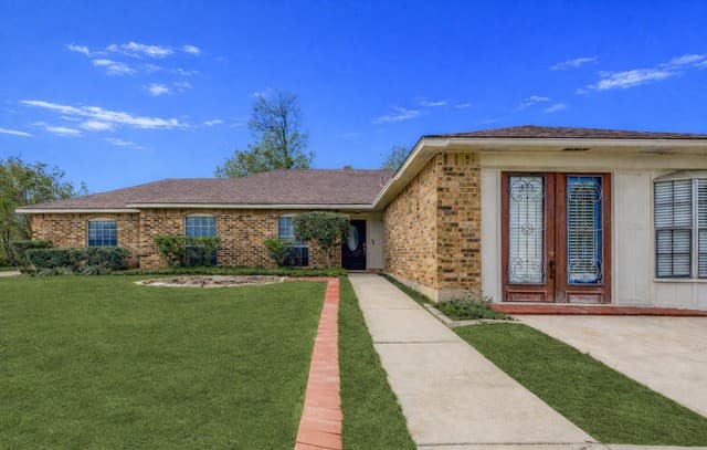 4-bedroom rental at 6430 Ridge Forest Dr in San Antonio, TX — photo 1