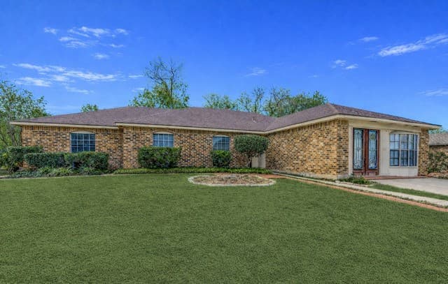 4-bedroom rental at 6430 Ridge Forest Dr in San Antonio, TX — photo 2