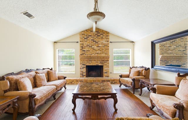 4-bedroom rental at 6430 Ridge Forest Dr in San Antonio, TX — photo 3