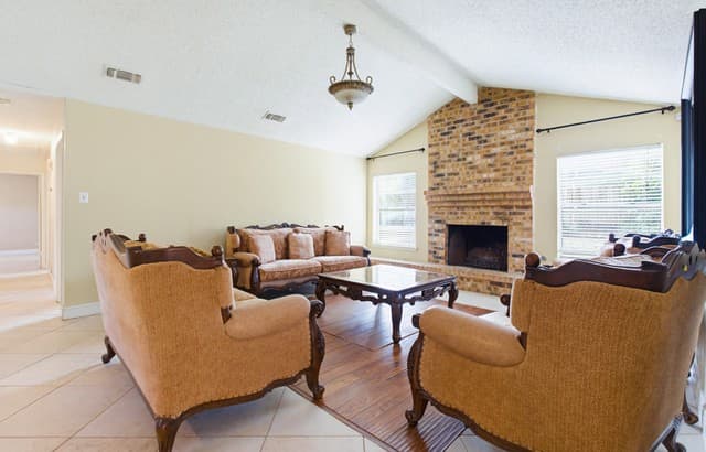 4-bedroom rental at 6430 Ridge Forest Dr in San Antonio, TX — photo 4